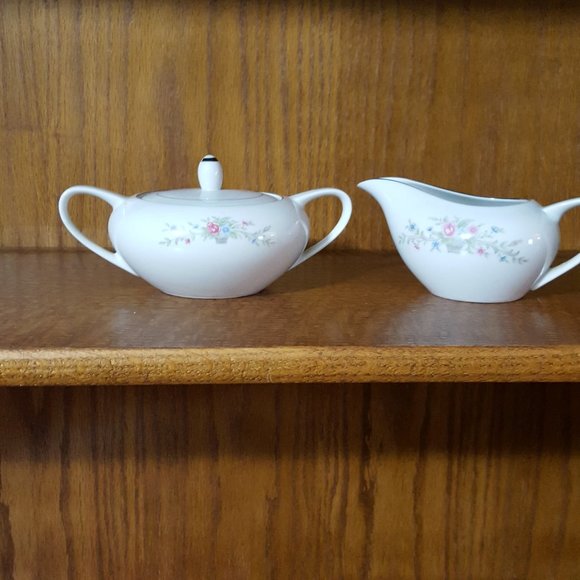 China, Sugar Bowl and Creamer Set. - Picture 2 of 3